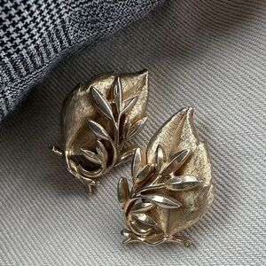 Sarah Coventry 1960’s Vintage Sea Whispers Brushed Gold Tone Leaf  Clip Earrings